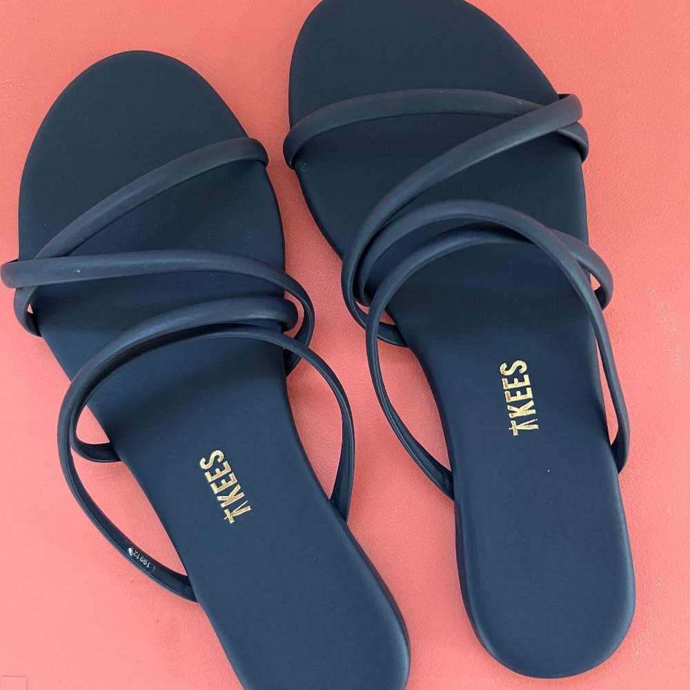 New Tkees Sloan Sandals - size 6